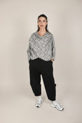 chaqueta gris de wendy tredy con lentejuelas cosidas y cremallera en diagonal