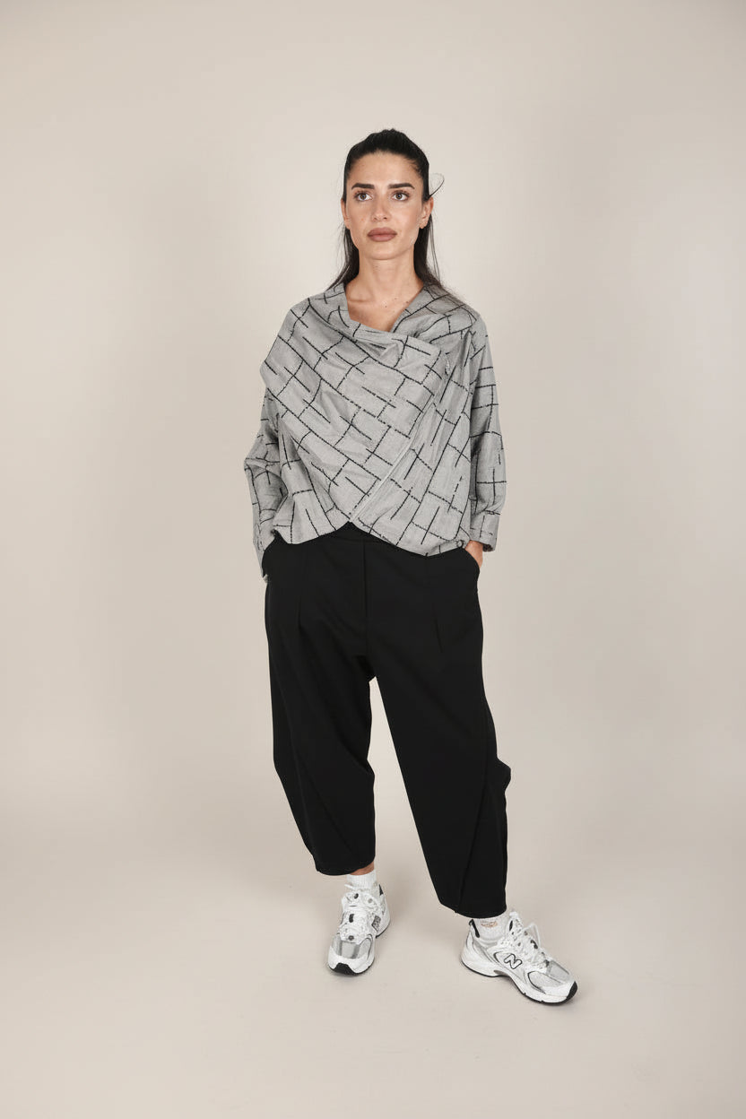 chaqueta gris de wendy tredy con lentejuelas cosidas y cremallera en diagonal