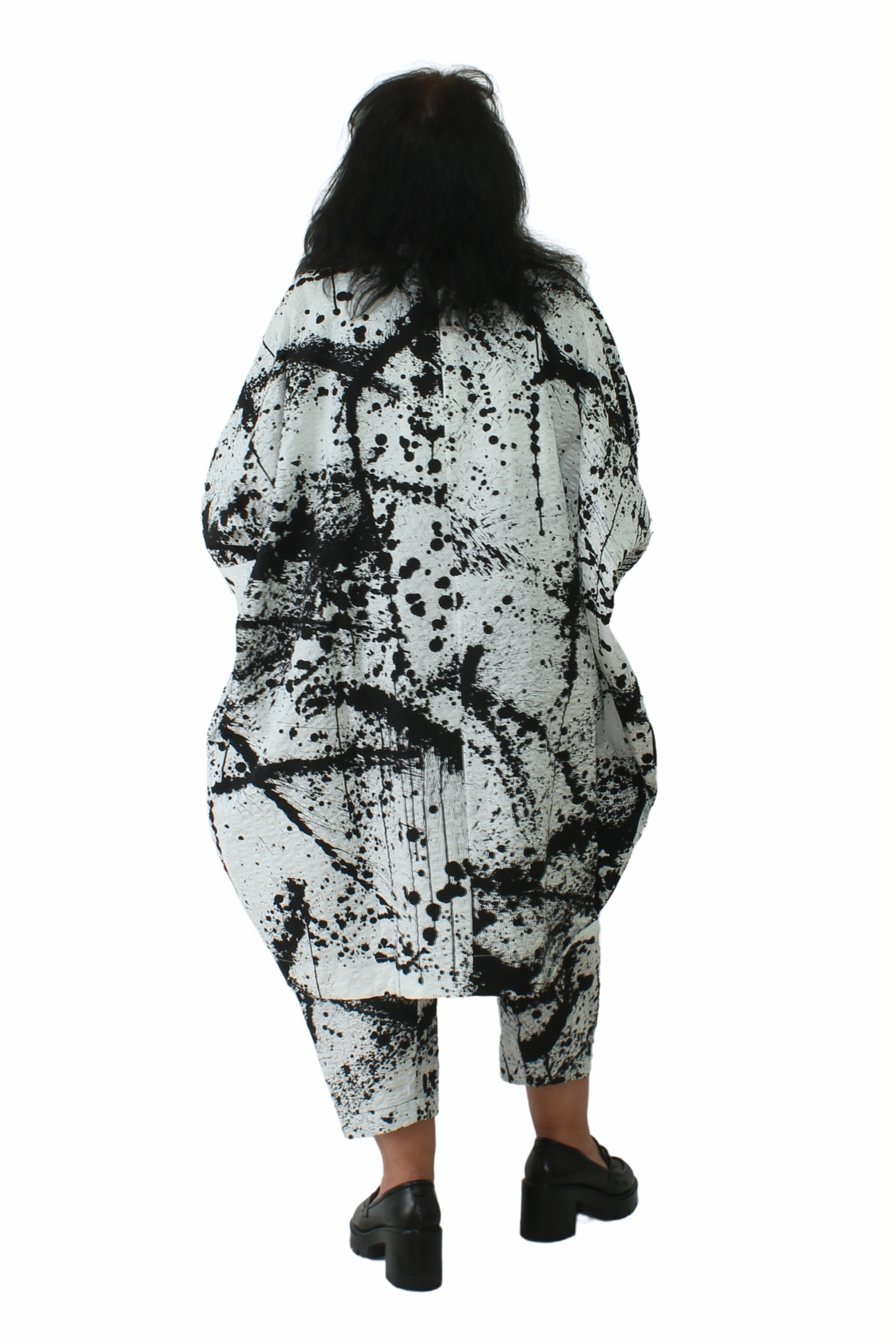 chaqueta Wendy trendy estampado manchado de pintura blanco y negro espalda.