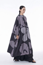 chubasquero talla maxi estampado de flores gris de nefelibata