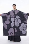 Chubasquero maxi capa negro estampado floral lavanda Nefelibata