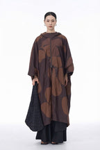 Chubasquero maxi capa marrón chocolate estampado floral Nefelibata
