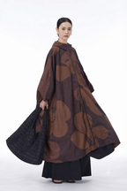 Chubasquero maxi capa marrón chocolate estampado floral Nefelibata