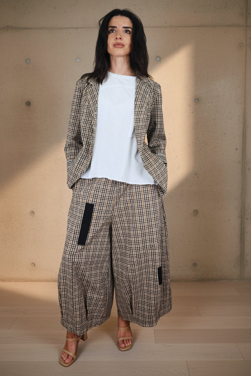 conjunto de wendy blazer y pantalon globo en vichy marron con parches negros