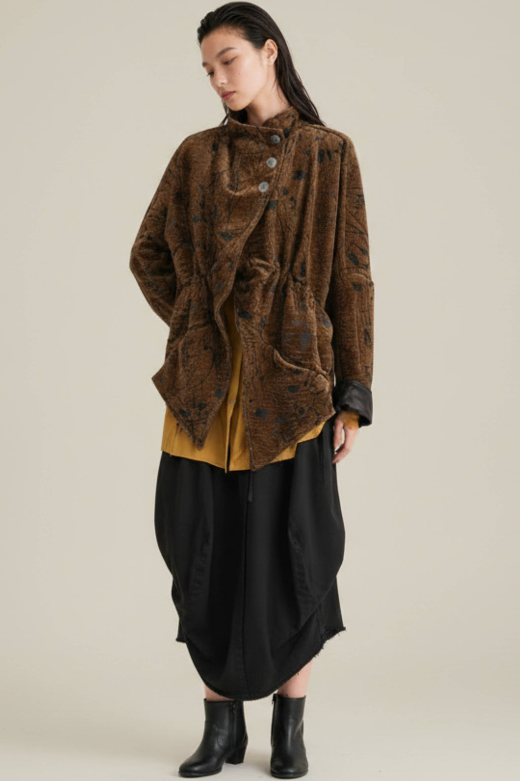 conjunto de chaqueta en tejido marron con falda globo negra de yolykke