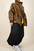 conjunto de yolykke con chaqueta en marron con tejido grueso y falda de dos texturas en negro con pinzas laterales