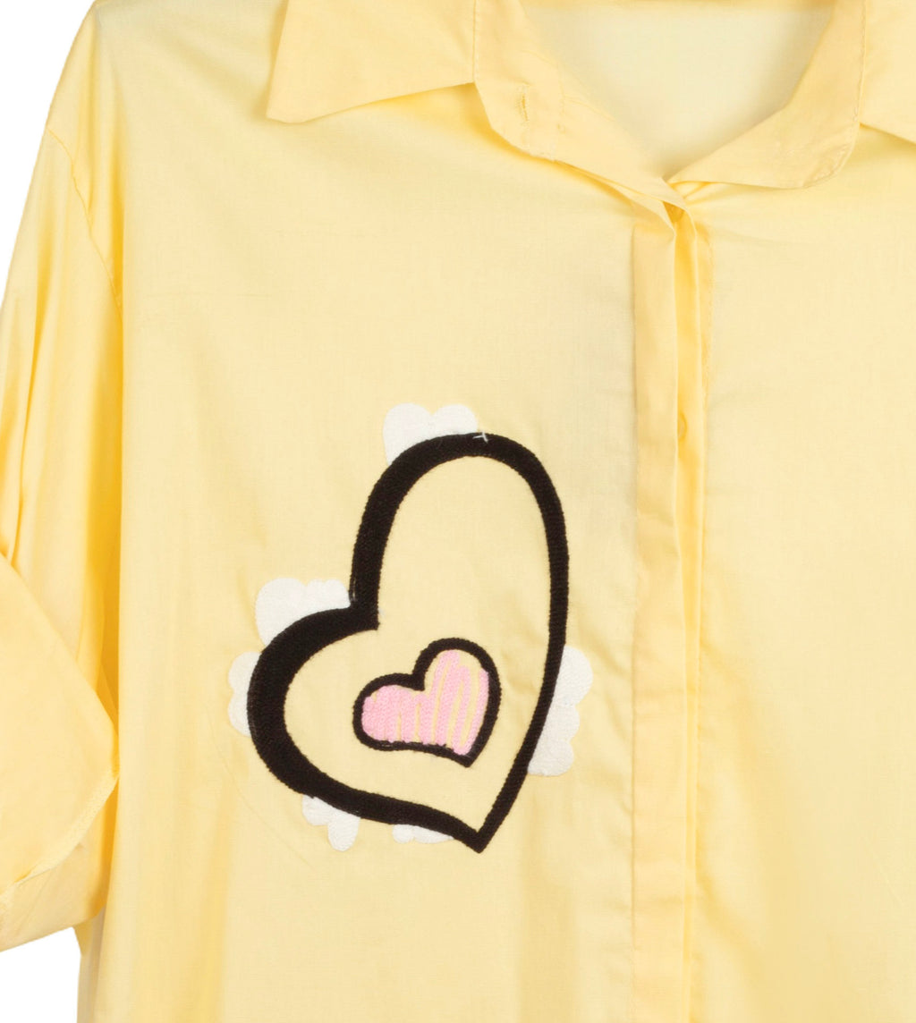 camisa larga con corazon y texto bordado en amarillo blanco y rosa jot_milano