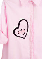 camisa larga con corazon y texto bordado en amarillo blanco y rosa jot_milano