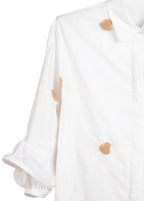 camisa con flores y detalle con textura de corazones marrones