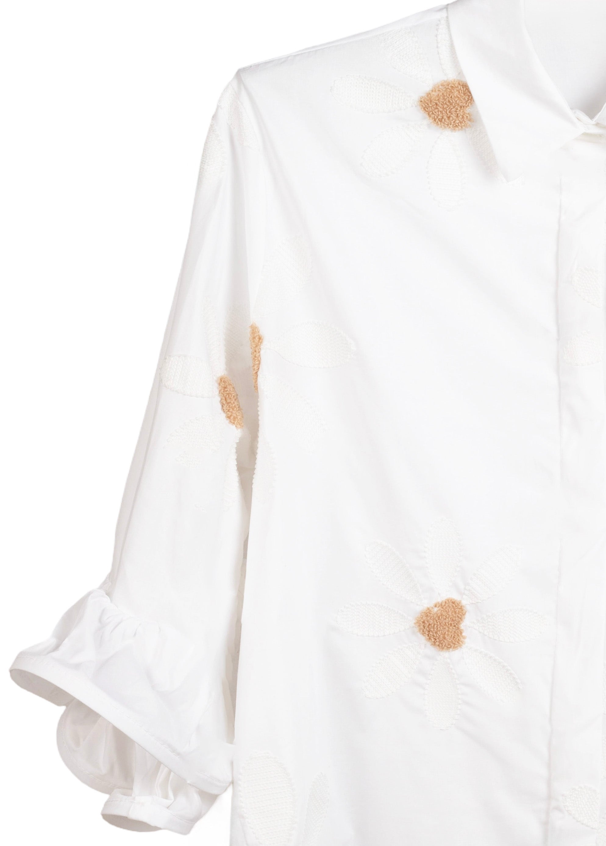 camisa con flores y detalle con textura de corazones marrones