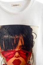 Imagen del detalle de la camiseta de diva con pendientes de cerezas LYKKE