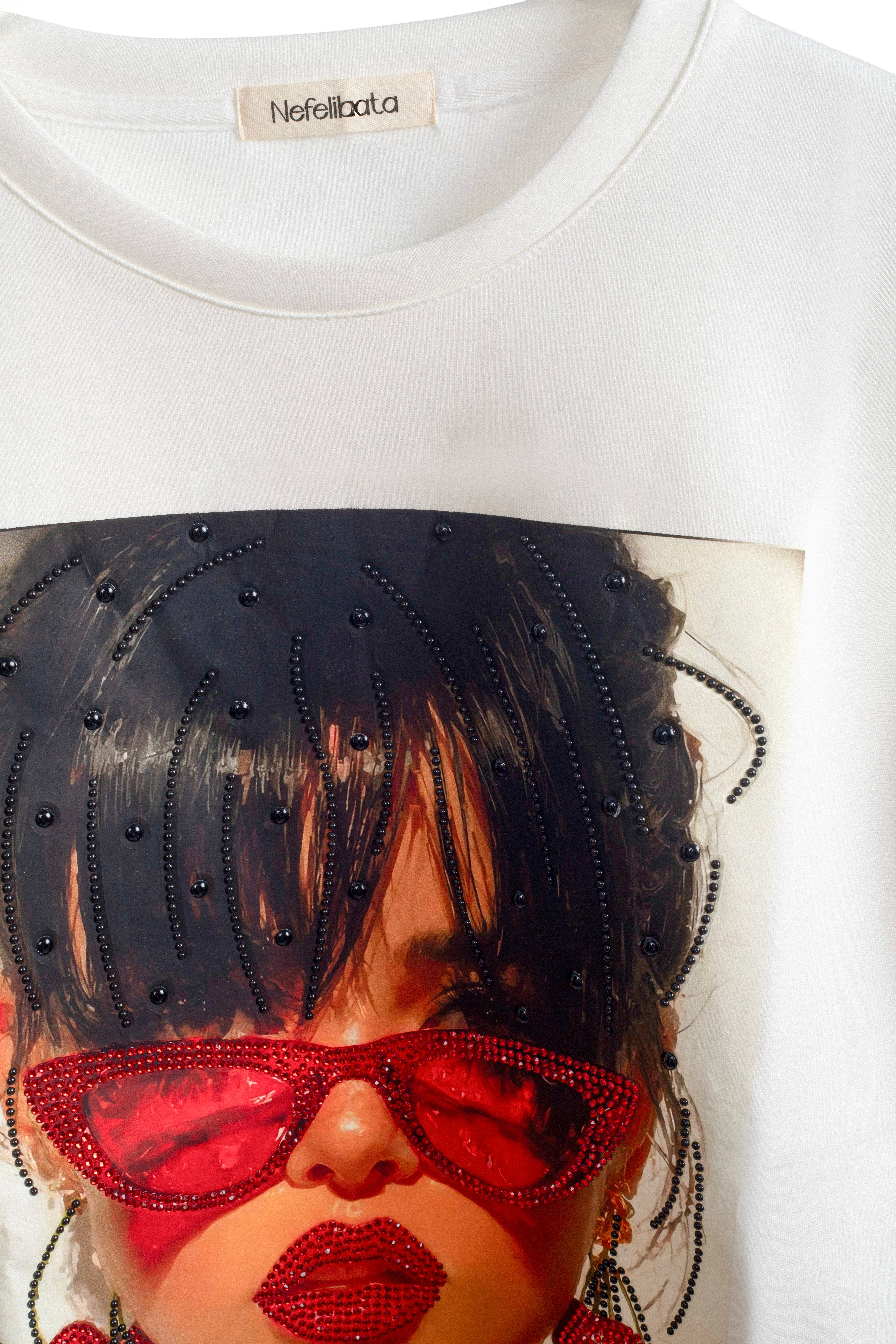 Imagen del detalle de la camiseta de diva con pendientes de cerezas LYKKE