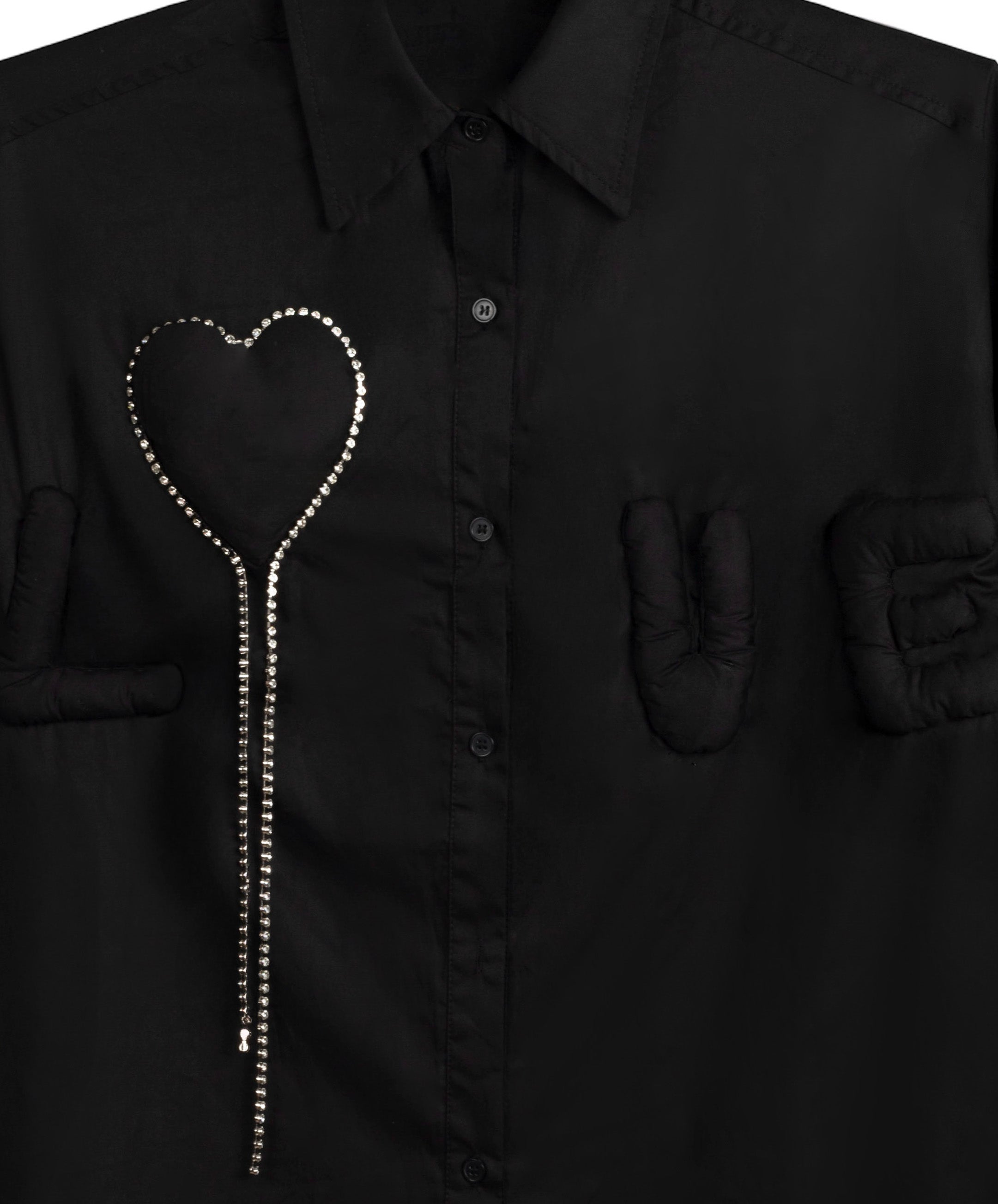 camisa negra de jot-milano con detalle de love acolchado y cadena de brillantes alrededor