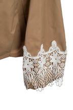 Bomber tostada de jotmadrid con detalles de encaje en las mangas en color blanco LYKKE