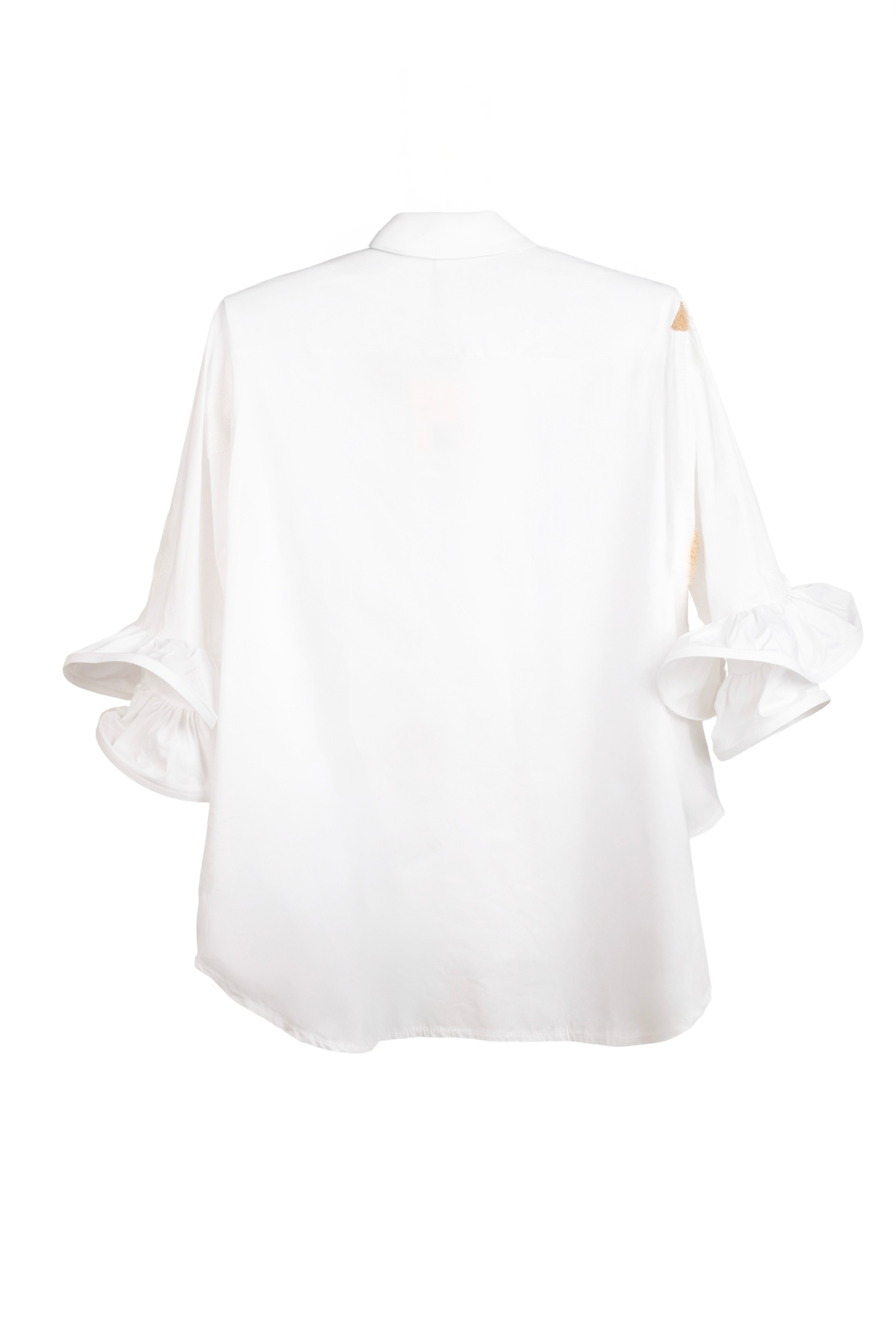 camisa con flores y detalle con textura de corazones marrones