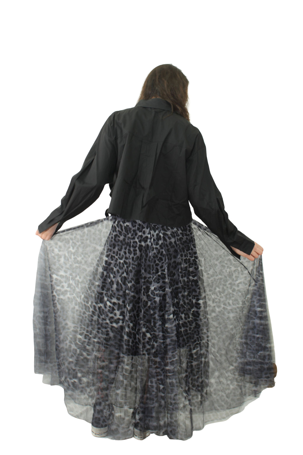 falda midi tul leopardo gris fluida Jot_Madrid - vista trasera con falta extendida LYKKE