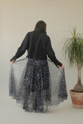 falda midi tul leopardo gris fluida Jot_Madrid - vista trasera con falta extendida LYKKE