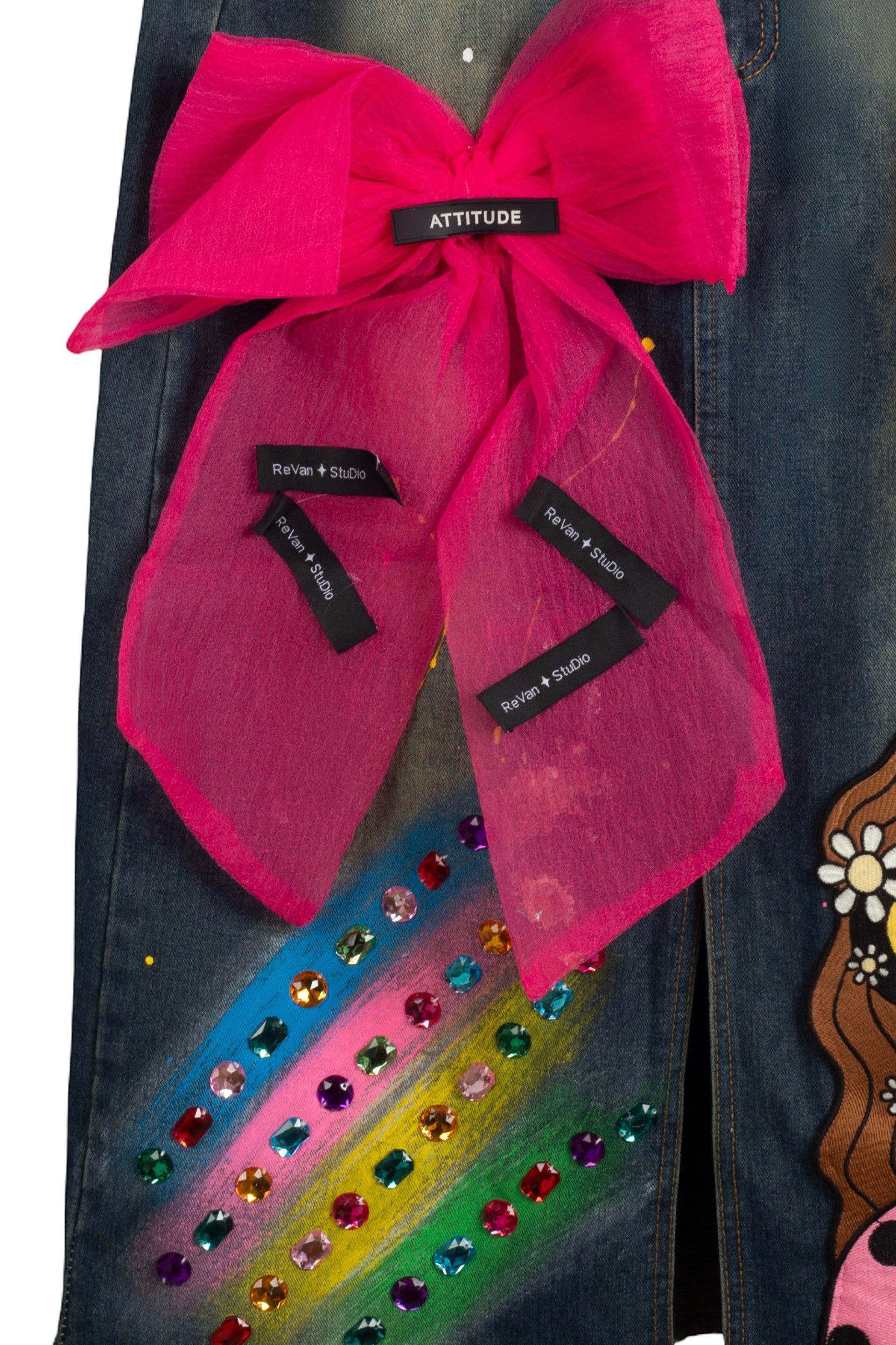 Falda vaquera con parche de muñeca piedra y un gran lazo de tul rosa delantero LYKKE