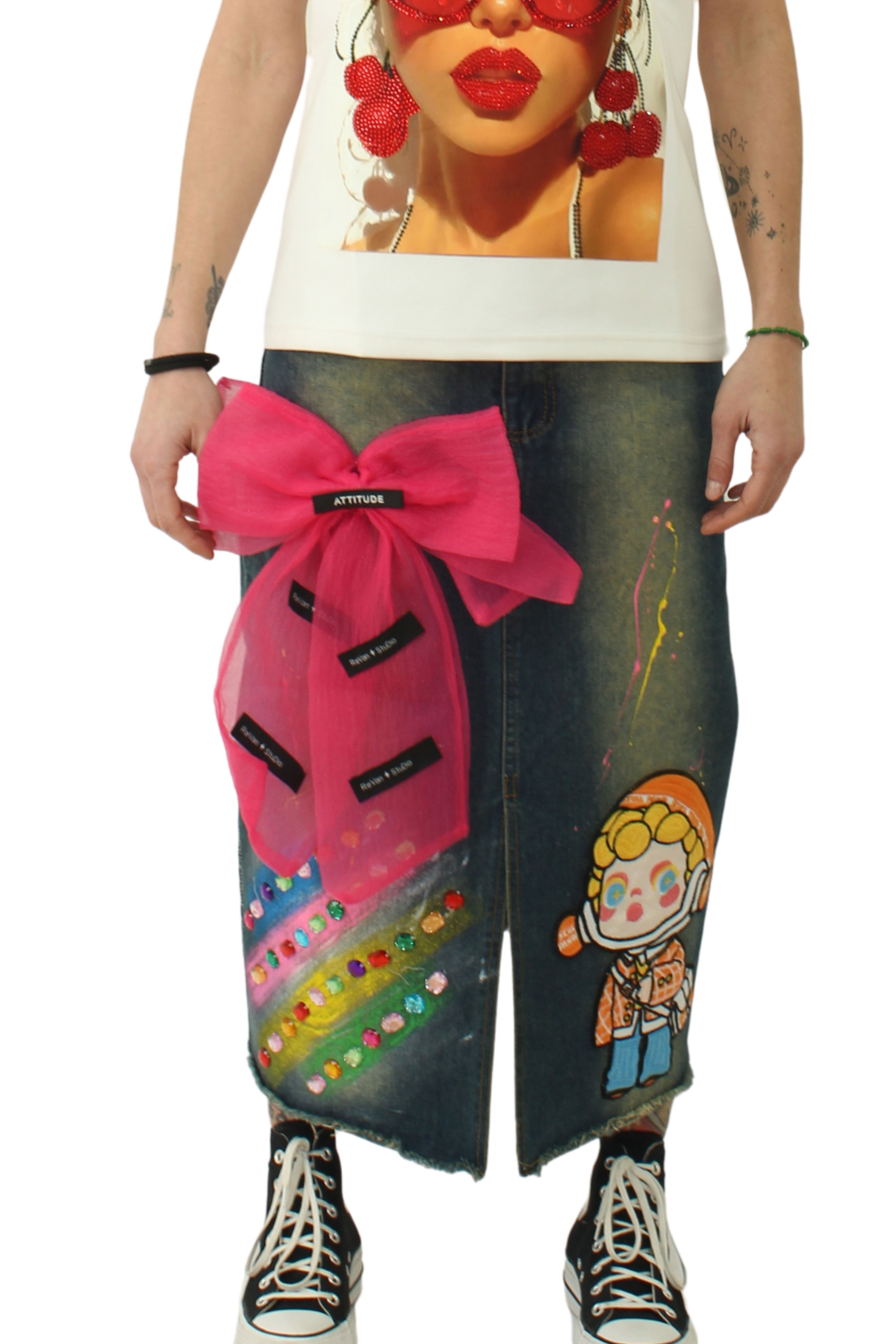 Falda vaquera con parche de muñeca piedra y un gran lazo de tul rosa delantero LYKKE