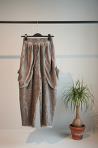 Pantalón Bombacho Textura Lino Bolsillos Caídos |YOLYKKE