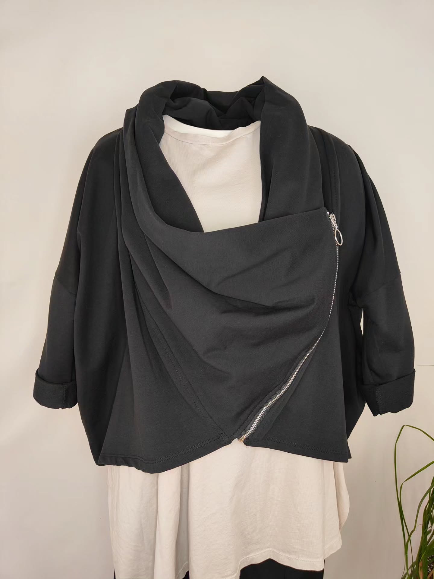 Chaqueta Sudadera Cremallera Cruzada Capucha Negro | Wendy Trendy