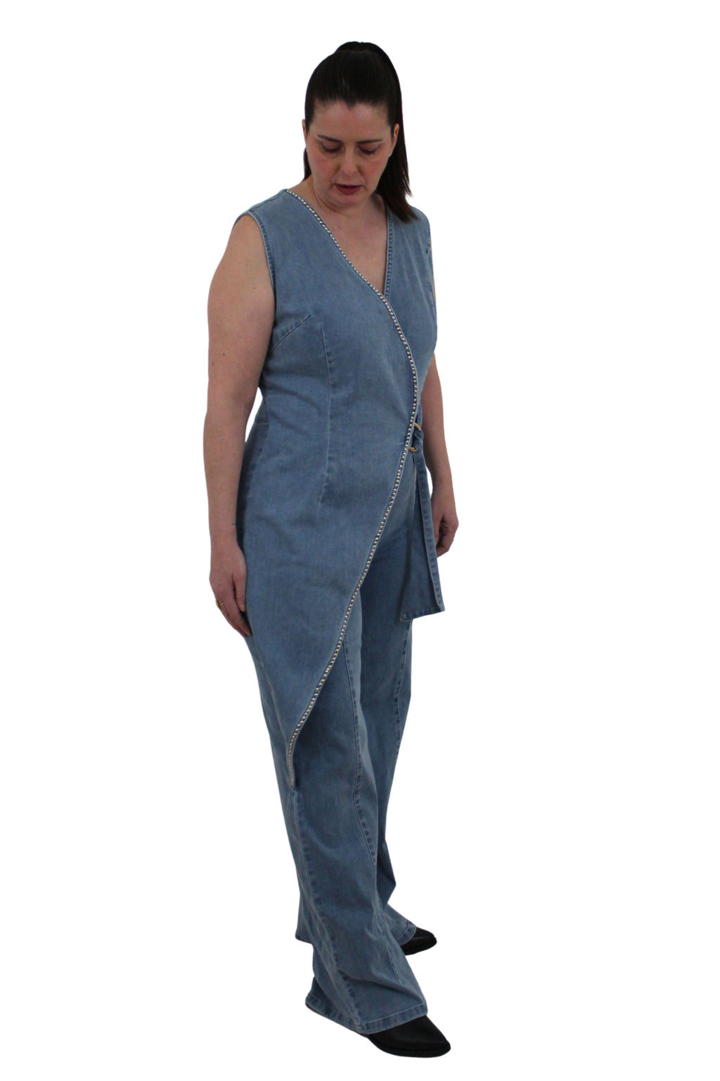 perfil de mono vaquero cruzado de jot_madrid con detalle de tachas en la solapa