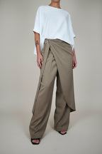 pantalón de nefelibata con broche dorado delantero y solapa cruzada 