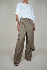 pantalón de nefelibata con broche dorado delantero y solapa cruzada 