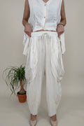 pantalon yolykke en blanco con dos texturas y bolsillos grandes en los laterales