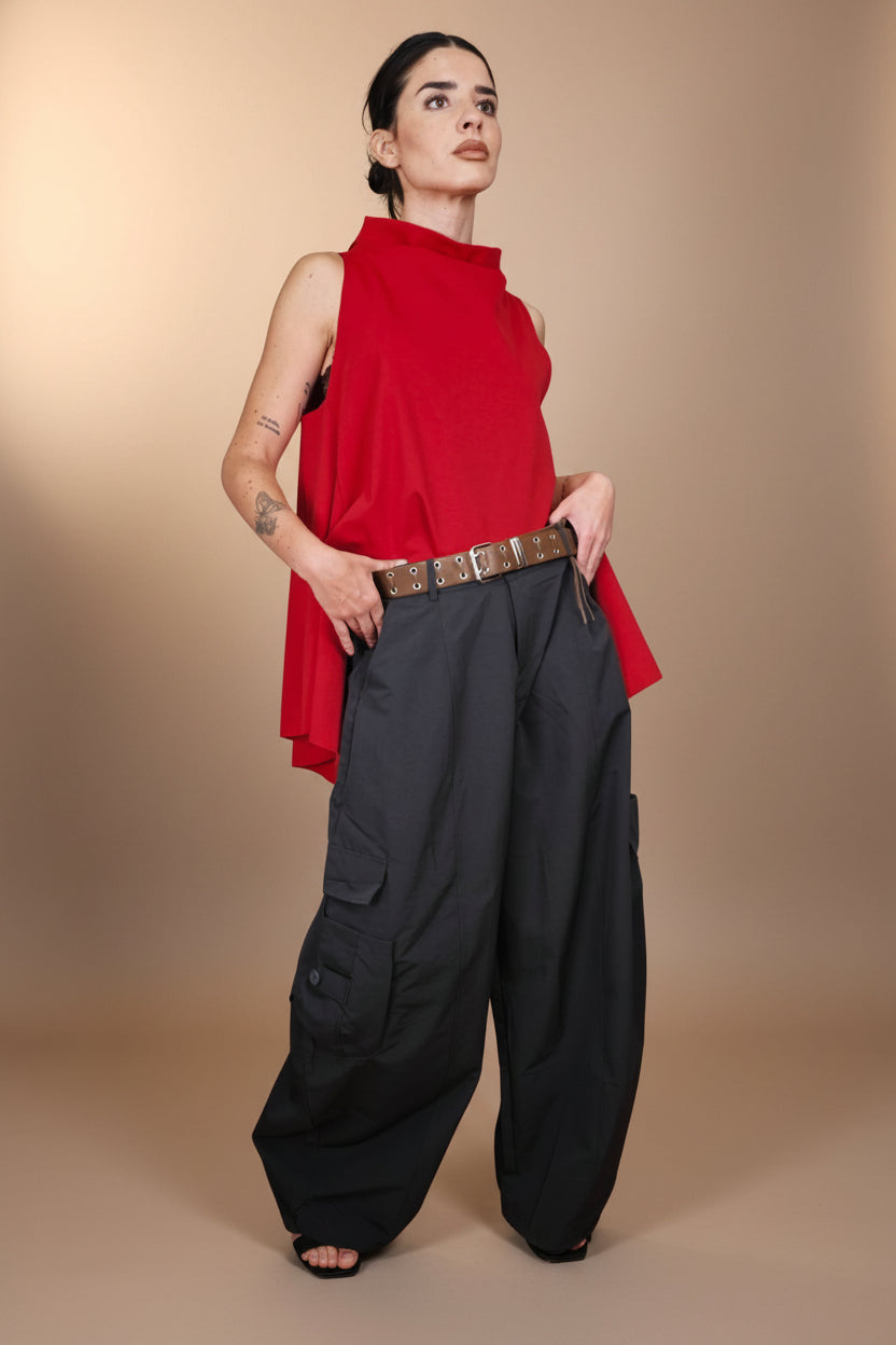 pantalon cargo y chaleco en rojo asimetrico de wendy trendy y nefelibata