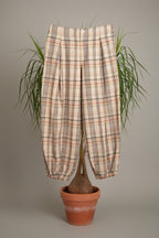 detalle del pantalon de cuadros jot_madrid en tostado