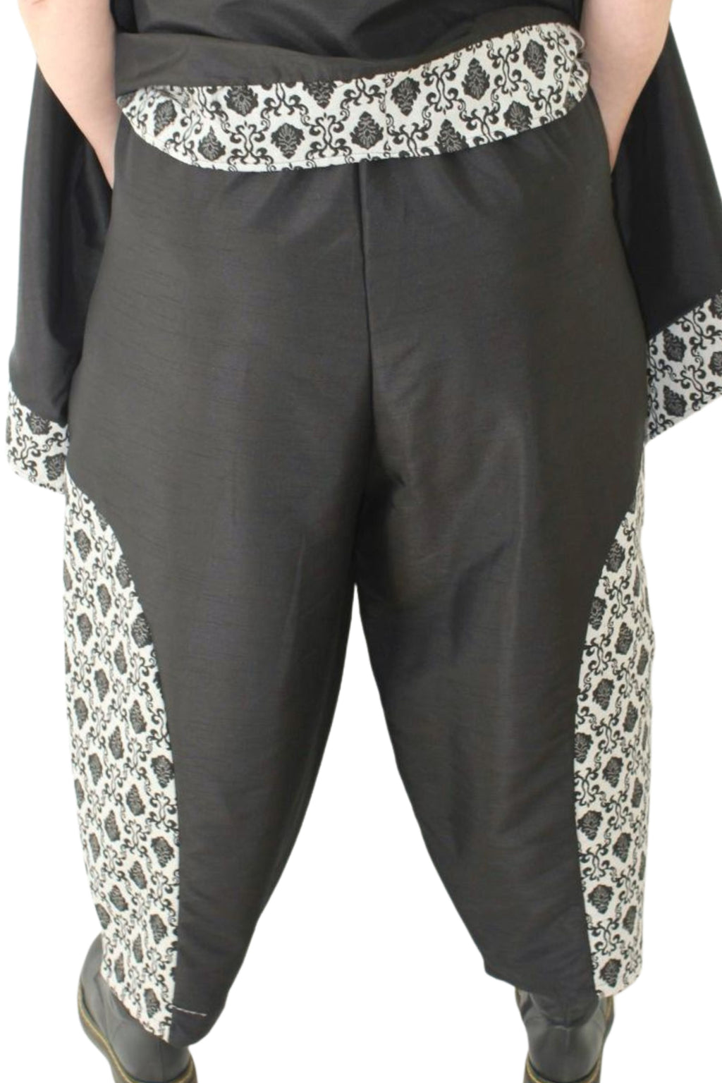 pantalón globo jot_milano negro detalle encaje beige