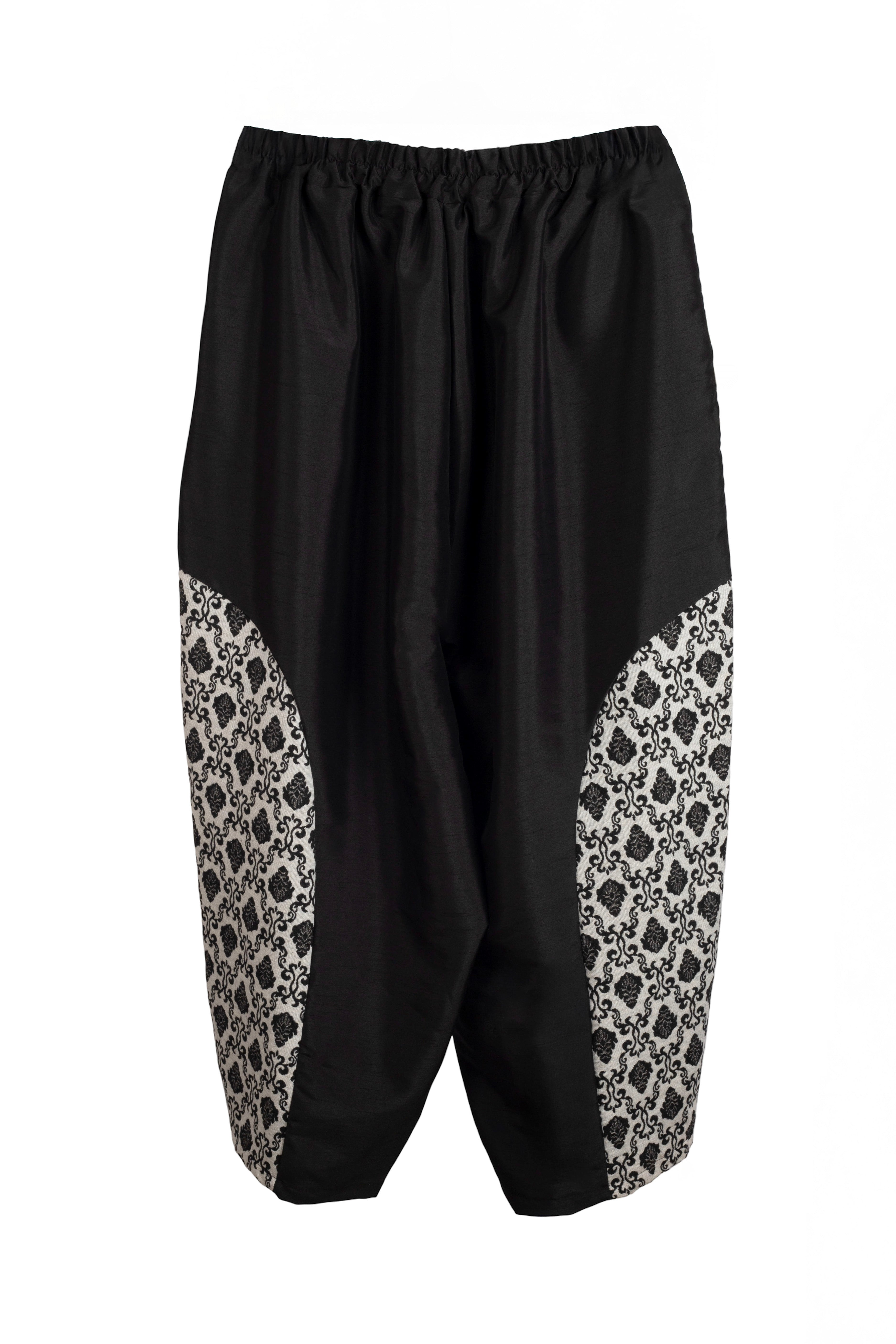 Pantalón globo con encajes laterales en tonos beige y dos bolsillos delanteros LYKKE