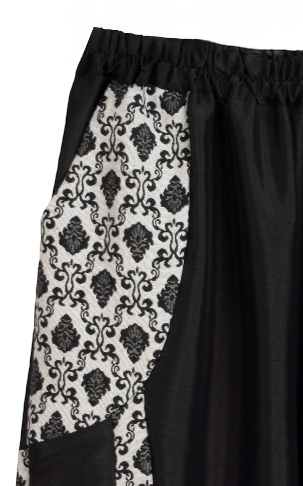 Pantalón globo con encajes laterales en tonos beige y dos bolsillos delanteros LYKKE