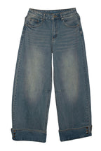 pantalon vaquero de jot_madrid con detalle de corchetes en el bajo