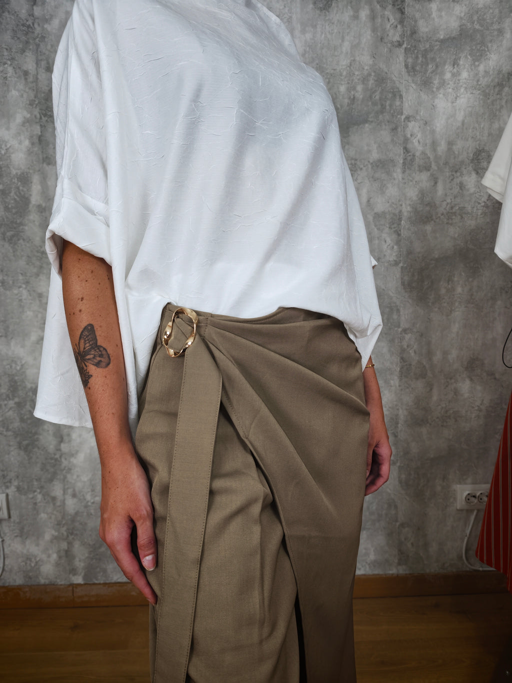 camiseta blanca efecto arrugado de wendy trendy