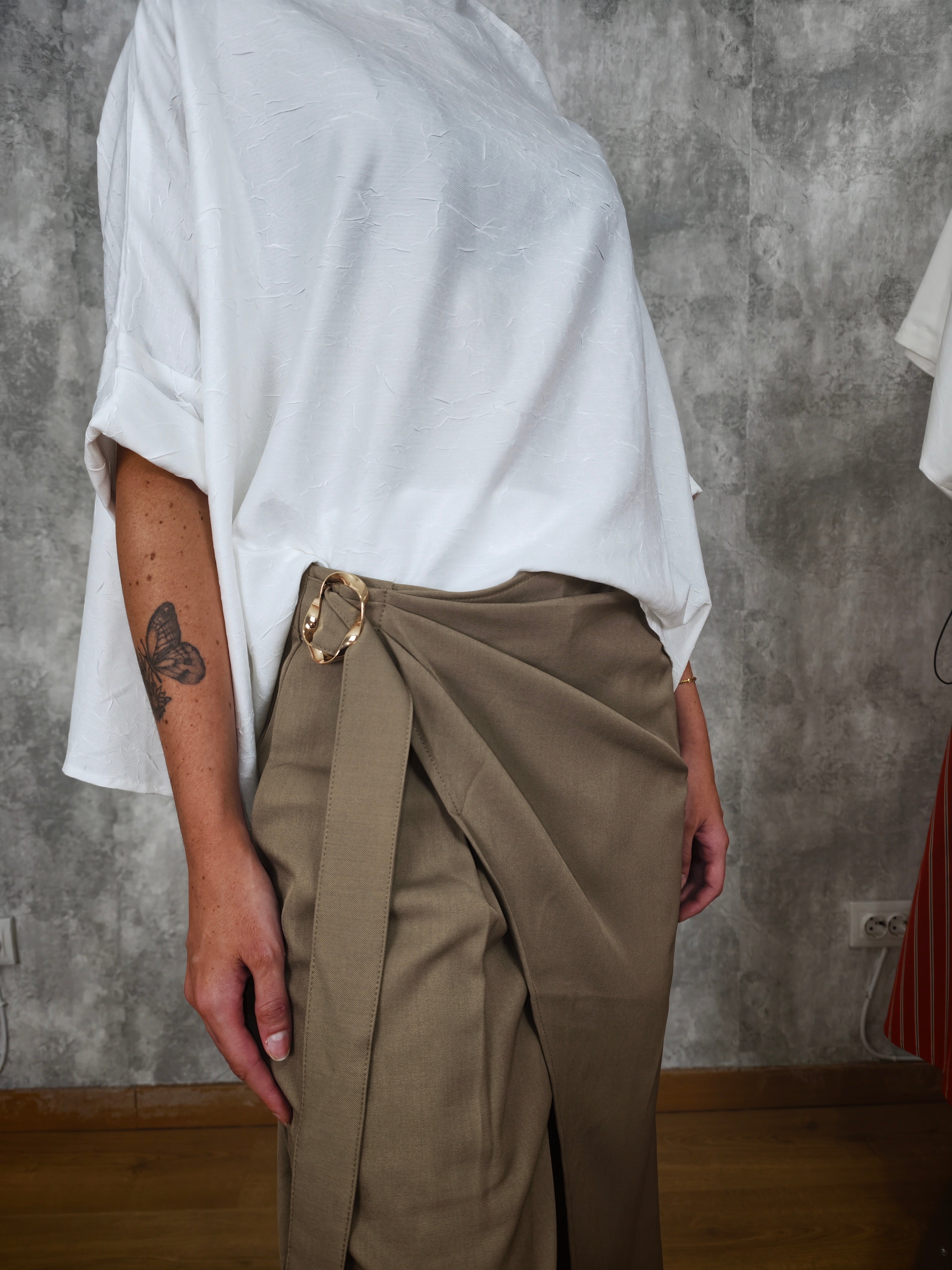 camiseta blanca efecto arrugado de wendy trendy