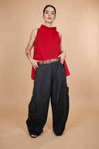 pantalon gris cargo nefelibata con chaleco asimetrico en rojo wendy trendy