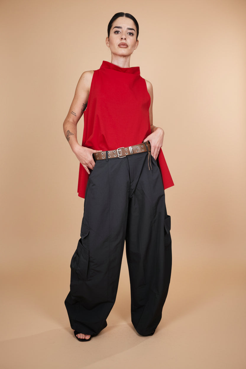 pantalon gris cargo nefelibata con chaleco asimetrico en rojo wendy trendy