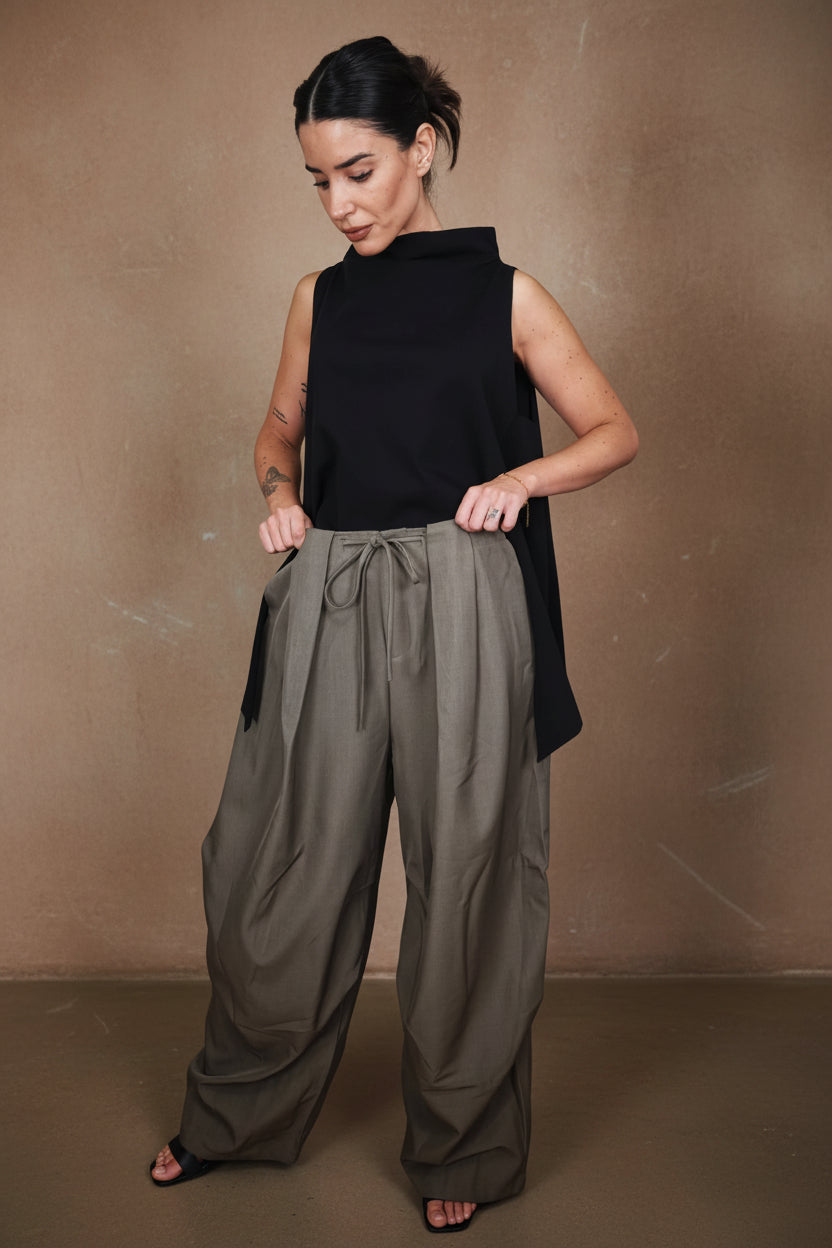 pantalon de nefelibata con lazo delantero y pinzas ancho en color tostado