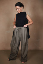 pantalon de nefelibata con lazo delantero y pinzas ancho en color tostado