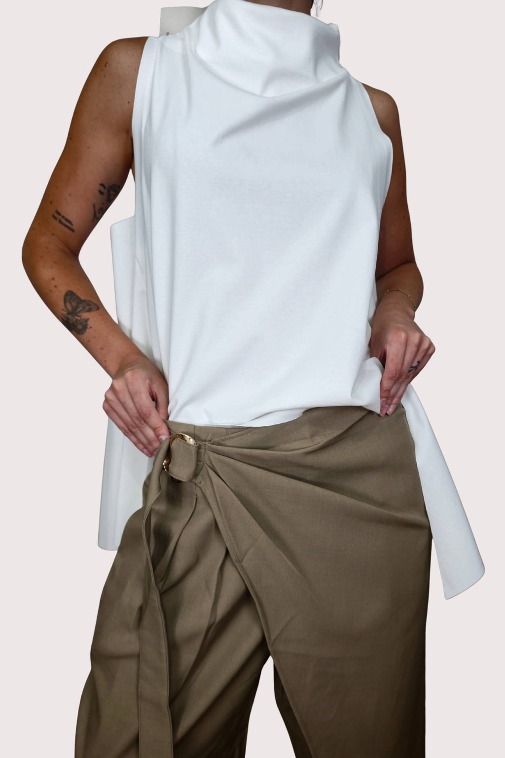 pantalon de nefelibata con broche dorado y solapa cruzada delantera