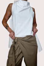 pantalon de nefelibata con broche dorado y solapa cruzada delantera