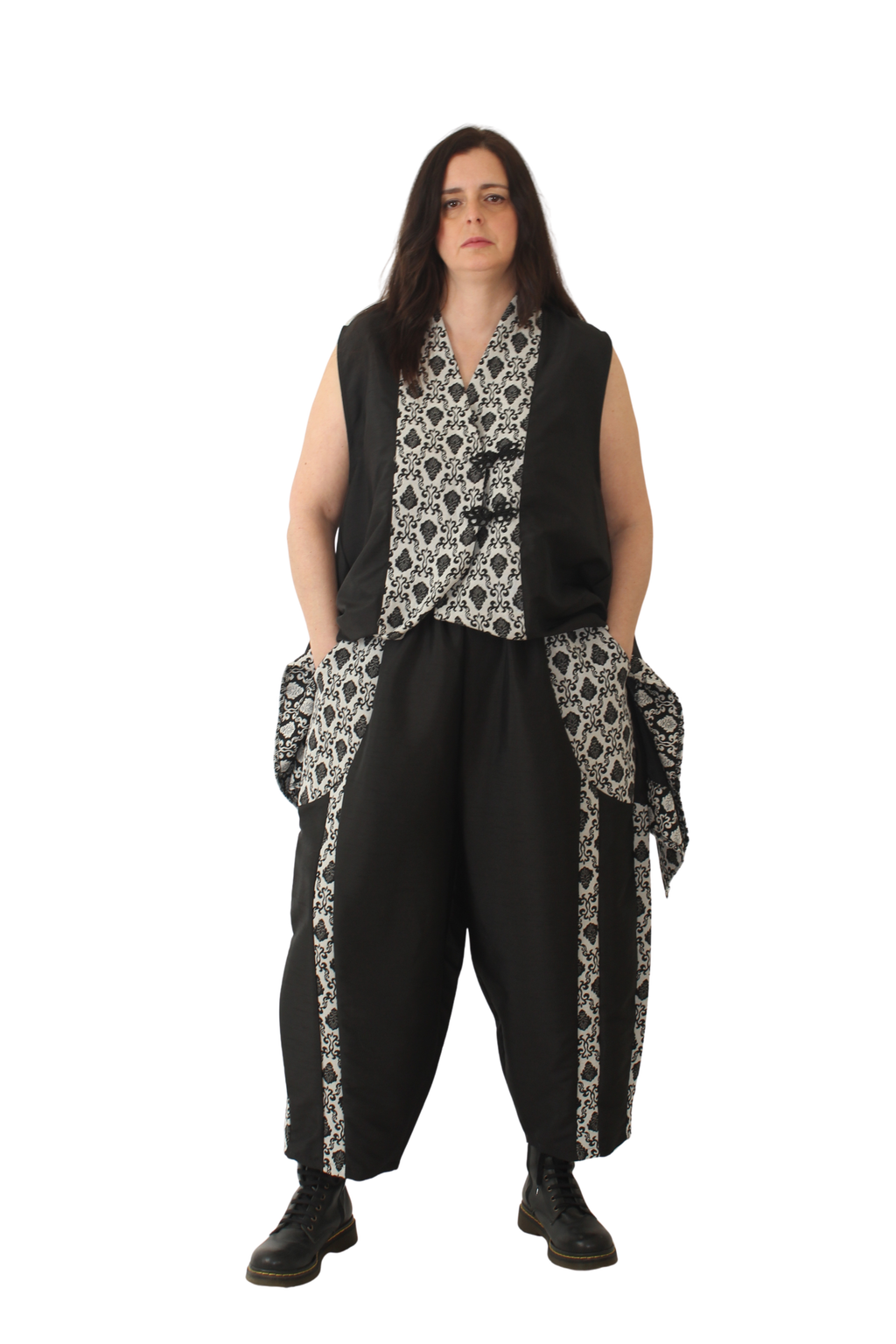 Pantalón globo con encajes laterales en tonos beige y dos bolsillos delanteros LYKKE