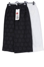 pantalon wendy trendy con circulos grabados en blanco y negro