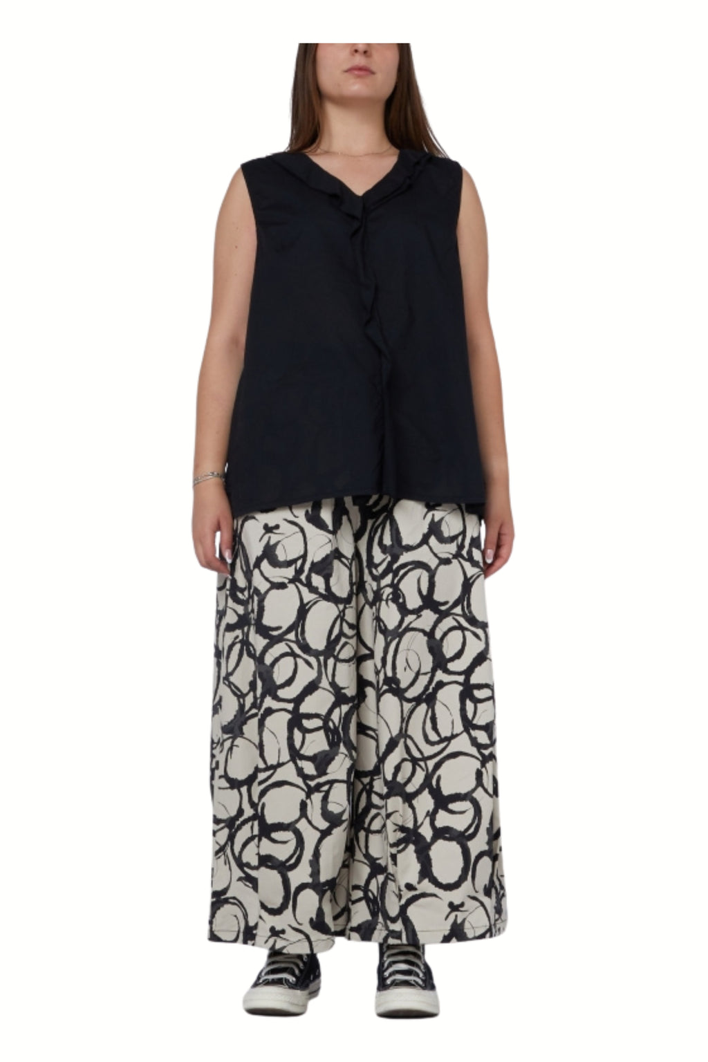 pantalón Wendy trendy círculos pintados en negro fondo beige con escote