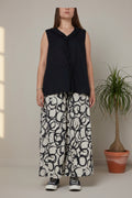 pantalón Wendy trendy círculos pintados en negro fondo beige con escote