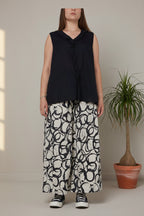 pantalón Wendy trendy círculos pintados en negro fondo beige con escote