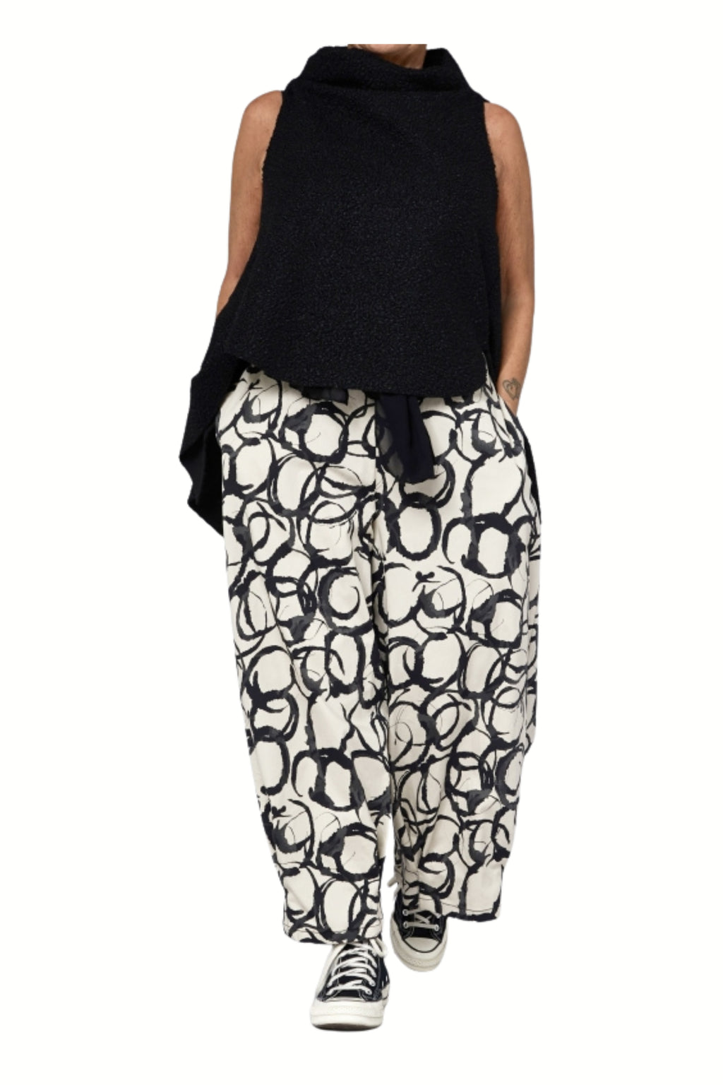 pantalón Wendy trendy círculos pintados en negro fondo beige con bosillos