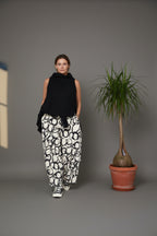 pantalón Wendy trendy círculos pintados en negro fondo beige con bosillos